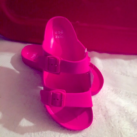 💗💗Sooo cute NWT sandals shoes  comfortable size 4 Child’s New Never Worn - Picture 2 of 2